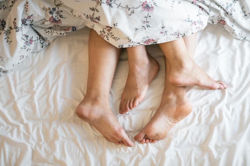 couplesfeetinbedPIC